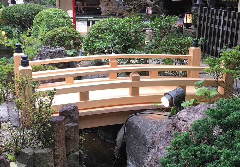 無垢ヒノキの太鼓橋2